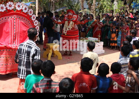 Theyyam ist eine rituelle Kunst Norden Keralas, hier die Performer Hänseleien mit Kindern Stockfoto