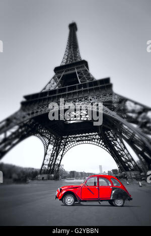 Sommer Sonnenuntergang rot Oldtimer steht auf dem Champ de Mars. Eiffelturm Stockfoto