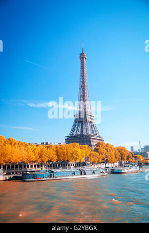 Seine in Paris mit Eiffelturm im Herbst. Reisen Sie nach Europa und Frankreich Stockfoto