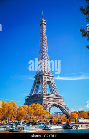 Seine in Paris mit Eiffelturm im Herbst. Reisen Sie nach Europa und Frankreich Stockfoto