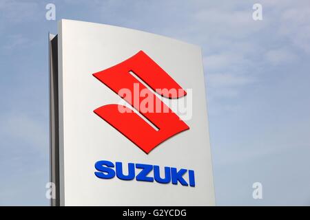 Suzuki-Logo auf einem panel Stockfoto