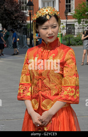 Porträt einer wunderschönen jungen asiatischen Braut in einem traditionellen chinesischen Hochzeit Kleid in Greenwich Village, NEW YORK CITY. Stockfoto