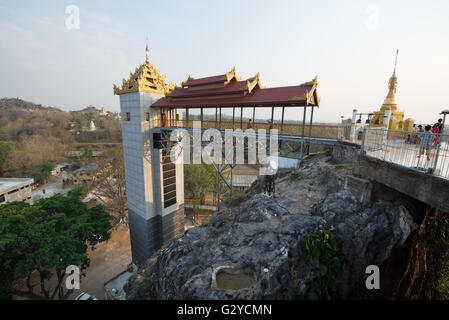 Der Aufzug zu Taung Kew Paya gebaut auf Felsen, Loikaw, Kayah State in Myanmar Stockfoto