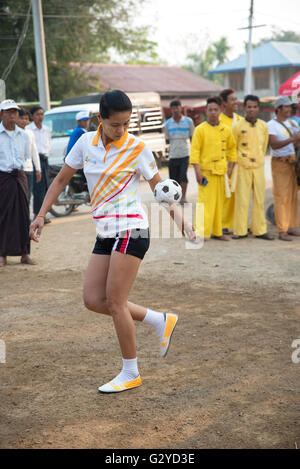 Eine Frau mit einem kleinen Fußball-Ball, Demoso, Kayah State in Myanmar zu jonglieren Stockfoto