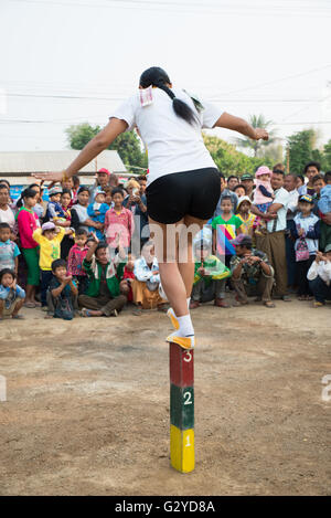 Eine Frau, Jonglieren mit einem kleinen Fußball-Ball und Ringen auf drei Steinen, Demoso, Kayah State in Myanmar Stockfoto