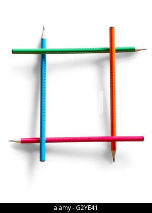 Rahmen aus Buntstiften isoliert auf weißem Hintergrund mit Beschneidungspfad gebaut Stockfoto