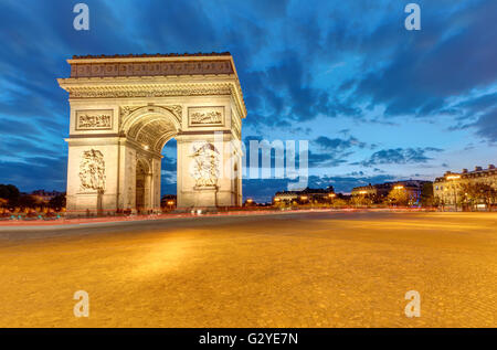 Den berühmten Arc de Triomphe in Paris in der Morgendämmerung