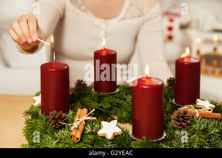 Kindle erste Kerze am vierten Advent Stockfoto