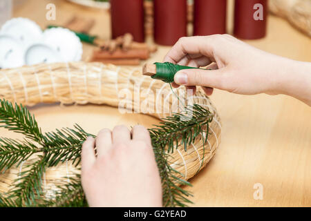 Basteln eines Adventskranz (Schritt 4) Stockfoto