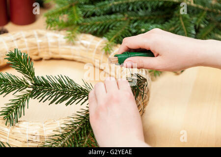 Basteln eines Adventskranz (Schritt 5) Stockfoto