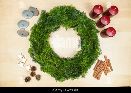 Basteln eines Adventskranz (Schritt 9) Stockfoto