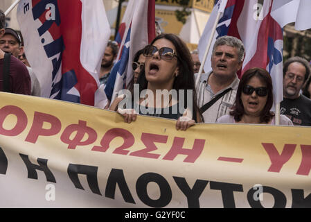 Athen, Griechenland. 4. Juni 2016. Lehrer März riefen Parolen gegen den Minister für Bildung. Lehrergewerkschaften inszenierte eine Demonstration über die anstehenden Reformen im Bildungsbereich zu protestieren, die als sie Anspruch in weiteren Stellenabbau führen wird. © Nikolas Georgiou/ZUMA Draht/Alamy Live-Nachrichten Stockfoto