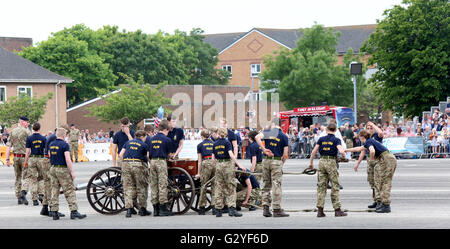 Fareham, Hampshire, UK. 4. Juni 2016. Das spektakulärste Ereignis fand in HMS Collingwood, Fareham, Hampshire, wenn die Einrichtung es Tore für die jährlichen Tag der offenen Tür, gesponsert von 8 Wealth Management mit der Royal Navy und die Royal Marines Charity (RNRMC) Feldgeschütz Wettbewerb geöffnet.  Der Feldkanone Wettbewerb kam Crews aus in ganz Großbritannien und bis nach Gibraltar im Wettbewerb um die begehrte Trophäe des Brickwoods. Bildnachweis: Uknip/Alamy Live-Nachrichten Stockfoto