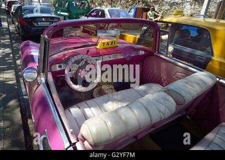 14. Mai 2016 - Havanna, Havanna, Kuba - ist ein helles kubanische Oldtimer Cabrio bereit Geschäft in Havanna, Kuba. Mit der jüngsten Leichtigkeit des U.S. Reisebeschränkungen und Aufhebung der Beschränkungen für die Verwendung von US-Dollar in Transaktionen mit Kuba, Havanna fängt an, erleben Sie eine Renaissance der internationalen Besucher und Business Development, Havanna, Kuba, Mai 2016... die Vereinigten Staaten verhängte eine Handels-, Wirtschafts- und finanzielle Blockade gegen Kuba am Okt. 19,1960 (in Kuba genannt el Bloqueo Â "die BlockadeÃ"). Eine Blockade ist Wirtschaftskrieg, wie durch das Oxford Dictionary definiert. Die kubanische Blockade ist Stockfoto