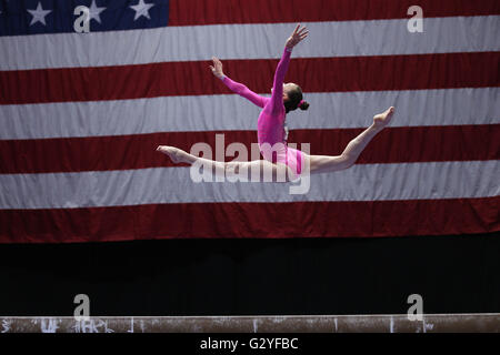 Hartford, CT, USA. 4. Juni 2016. Turnerin Irina Alexeeva (WOGA) konkurriert in der junior Mehrkampf bei der 2016 Geheimnis US Classic in Hartford, CT. Alexeeva gewann den Wettbewerb. Melissa J. Perenson/CSM/Alamy Live-Nachrichten Stockfoto