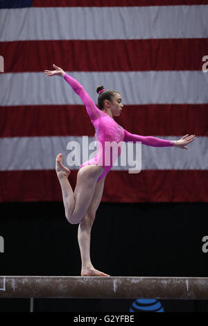 Hartford, CT, USA. 4. Juni 2016. Turnerin Irina Alexeeva (WOGA) konkurriert in der junior Mehrkampf bei der 2016 Geheimnis US Classic in Hartford, CT. Alexeeva gewann den Wettbewerb. Melissa J. Perenson/CSM/Alamy Live-Nachrichten Stockfoto