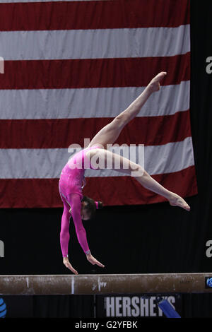 Hartford, CT, USA. 4. Juni 2016. Turnerin Irina Alexeeva (WOGA) konkurriert in der junior Mehrkampf bei der 2016 Geheimnis US Classic in Hartford, CT. Alexeeva gewann den Wettbewerb. Melissa J. Perenson/CSM/Alamy Live-Nachrichten Stockfoto