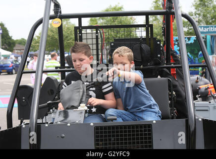 Fareham, Hampshire, UK. 4. Juni 2016. Das spektakulärste Ereignis fand in HMS Collingwood, Fareham, Hampshire, wenn die Einrichtung es Tore für die jährlichen Tag der offenen Tür, gesponsert von 8 Wealth Management mit der Royal Navy und die Royal Marines Charity (RNRMC) Feldgeschütz Wettbewerb geöffnet. Der Feldkanone Wettbewerb kam Crews aus in ganz Großbritannien und bis nach Gibraltar im Wettbewerb um die begehrte Trophäe des Brickwoods. Bildnachweis: Uknip/Alamy Live-Nachrichten Stockfoto