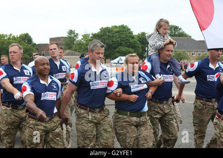 Fareham, Hampshire, UK. 4. Juni 2016. Das spektakulärste Ereignis fand in HMS Collingwood, Fareham, Hampshire, wenn die Einrichtung es Tore für die jährlichen Tag der offenen Tür, gesponsert von 8 Wealth Management mit der Royal Navy und die Royal Marines Charity (RNRMC) Feldgeschütz Wettbewerb geöffnet. Der Feldkanone Wettbewerb kam Crews aus in ganz Großbritannien und bis nach Gibraltar im Wettbewerb um die begehrte Trophäe des Brickwoods. Bildnachweis: Uknip/Alamy Live-Nachrichten Stockfoto