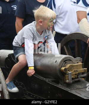 Fareham, Hampshire, UK. 4. Juni 2016. Das spektakulärste Ereignis fand in HMS Collingwood, Fareham, Hampshire, wenn die Einrichtung es Tore für die jährlichen Tag der offenen Tür, gesponsert von 8 Wealth Management mit der Royal Navy und die Royal Marines Charity (RNRMC) Feldgeschütz Wettbewerb geöffnet. Der Feldkanone Wettbewerb kam Crews aus in ganz Großbritannien und bis nach Gibraltar im Wettbewerb um die begehrte Trophäe des Brickwoods. Bildnachweis: Uknip/Alamy Live-Nachrichten Stockfoto