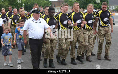 Fareham, Hampshire, UK. 4. Juni 2016. Das spektakulärste Ereignis fand in HMS Collingwood, Fareham, Hampshire, wenn die Einrichtung es Tore für die jährlichen Tag der offenen Tür, gesponsert von 8 Wealth Management mit der Royal Navy und die Royal Marines Charity (RNRMC) Feldgeschütz Wettbewerb geöffnet. Der Feldkanone Wettbewerb kam Crews aus in ganz Großbritannien und bis nach Gibraltar im Wettbewerb um die begehrte Trophäe des Brickwoods. Bildnachweis: Uknip/Alamy Live-Nachrichten Stockfoto