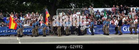 Fareham, Hampshire, UK. 4. Juni 2016. Das spektakulärste Ereignis fand in HMS Collingwood, Fareham, Hampshire, wenn die Einrichtung es Tore für die jährlichen Tag der offenen Tür, gesponsert von 8 Wealth Management mit der Royal Navy und die Royal Marines Charity (RNRMC) Feldgeschütz Wettbewerb geöffnet. Der Feldkanone Wettbewerb kam Crews aus in ganz Großbritannien und bis nach Gibraltar im Wettbewerb um die begehrte Trophäe des Brickwoods. Bildnachweis: Uknip/Alamy Live-Nachrichten Stockfoto