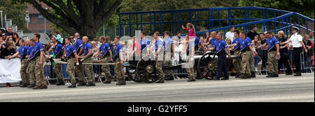 Fareham, Hampshire, UK. 4. Juni 2016. Das spektakulärste Ereignis fand in HMS Collingwood, Fareham, Hampshire, wenn die Einrichtung es Tore für die jährlichen Tag der offenen Tür, gesponsert von 8 Wealth Management mit der Royal Navy und die Royal Marines Charity (RNRMC) Feldgeschütz Wettbewerb geöffnet. Der Feldkanone Wettbewerb kam Crews aus in ganz Großbritannien und bis nach Gibraltar im Wettbewerb um die begehrte Trophäe des Brickwoods. Bildnachweis: Uknip/Alamy Live-Nachrichten Stockfoto