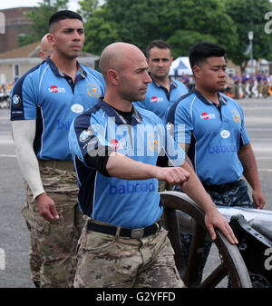 Fareham, Hampshire, UK. 4. Juni 2016. Das spektakulärste Ereignis fand in HMS Collingwood, Fareham, Hampshire, wenn die Einrichtung es Tore für die jährlichen Tag der offenen Tür, gesponsert von 8 Wealth Management mit der Royal Navy und die Royal Marines Charity (RNRMC) Feldgeschütz Wettbewerb geöffnet. Der Feldkanone Wettbewerb kam Crews aus in ganz Großbritannien und bis nach Gibraltar im Wettbewerb um die begehrte Trophäe des Brickwoods. Bildnachweis: Uknip/Alamy Live-Nachrichten Stockfoto