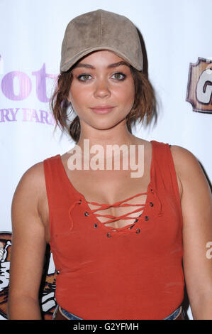Buena Park, CA, USA. Juni 2016. Juni 2016 - Buena Park, Kalifornien - Sarah Hyland. Ankunft für Knott's Berry Farm ''Ghostrider Rides Again'' auf Knott's Berry Farm. Foto: Birdie Thompson/AdMedia © Birdie Thompson/AdMedia/Alamy Live News Stockfoto
