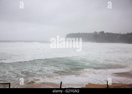 Sydney, Australien. 5. Juni 2016. Sydney und dem Rest der NSW weiterhin mit intensiven Regen und starkem Wind, Seegang angeschnallt werden bis zu 5m dürften auch hier im Avalon Beach in North Sydney. Bildnachweis: model10/Alamy Live-Nachrichten Stockfoto