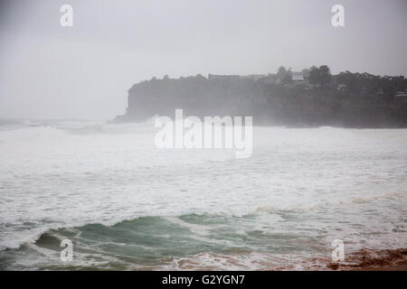 Sydney, Australien. 5. Juni 2016. Sydney und dem Rest der NSW weiterhin mit intensiven Regen und starkem Wind, Seegang angeschnallt werden bis zu 5m dürften auch hier im Avalon Beach in North Sydney. Bildnachweis: model10/Alamy Live-Nachrichten Stockfoto