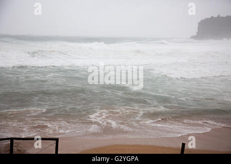 Sydney, Australien. 5. Juni 2016. Sydney und dem Rest der NSW weiterhin mit intensiven Regen und starkem Wind, Seegang angeschnallt werden bis zu 5m dürften auch hier im Avalon Beach in North Sydney. Bildnachweis: model10/Alamy Live-Nachrichten Stockfoto