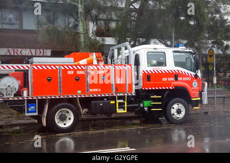 Sydney, Australien. 5. Juni 2016. Sydney und dem Rest der NSW weiterhin mit intensiven Regen und starkem Wind angeschnallt werden, verlassen viele Häuser überschwemmt, ohne Kraft und umgestürzten Bäumen über Sydney. Feuerwehr-Offiziere machen Sie eine Pause in Avalon. Bildnachweis: model10/Alamy Live-Nachrichten Stockfoto