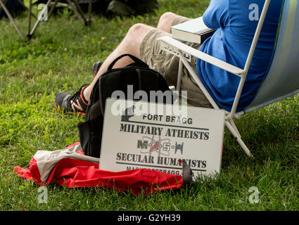 Washington, District Of Columbia, USA. 4. Juni 2016. Beschilderung ist stolz bei der '' Grund Rally, '' eine Versammlung von Tausenden von nicht-religiösen Amerikaner an der National Mall angezeigt. © Brian Cahn/ZUMA Draht/Alamy Live-Nachrichten Stockfoto