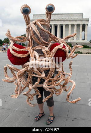 Washington, District Of Columbia, USA. 4. Juni 2016. Ein Flying Spaghetti Monster, die Pastafarians das Universum erschaffen glaube, hat einen Auftritt bei der '' Grund Rallye '' eine Versammlung von Tausenden von nicht-religiösen Amerikaner an der National Mall. © Brian Cahn/ZUMA Draht/Alamy Live-Nachrichten Stockfoto