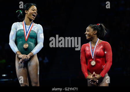 Hartford, Connecticut, USA. 4. Juni 2016. Olympischer Goldmedaillenträger GABRIELLE DOUGLAS und drei Mal Weltmeister SIMONE BILES teilen einen Lachen auf dem Auszeichnungen Stand die 2016 Geheimnis US Classic XL Center in Hartford, Connecticut statt. © Amy Sanderson/ZUMA Draht/Alamy Live-Nachrichten Stockfoto