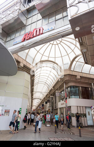 Shinagawa, Tokio, Japan. 4. Juni 2016. Palm, Einkaufsmeile wird autofrei oder Fußgänger Himmel wie die Japaner es nennen. Palm Einkaufsstraße liegt in der Nähe vom Musashikoyama entfernt. Es ist 800m lang und es gibt ca. 250 Geschäfte. Hier ist mit Decke bedeckt. Wie Arcade-Einkaufsstraße, ist hier die längste in Tokio.  Da gibt es Parkplatz, sind Besucher leicht zu besuchen. Das ist, warum viele Menschen besuchen hier.  Hier wird autofreien Zone von 07:00 bis 12:00 World Discovery/Alamy Live News Stockfoto