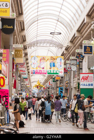 Shinagawa, Tokio, Japan. 4. Juni 2016. Palm, Einkaufsmeile wird autofrei oder Fußgänger Himmel wie die Japaner es nennen. Palm Einkaufsstraße liegt in der Nähe vom Musashikoyama entfernt. Es ist 800m lang und es gibt ca. 250 Geschäfte. Hier ist mit Decke bedeckt. Wie Arcade-Einkaufsstraße, ist hier die längste in Tokio.  Da gibt es Parkplatz, sind Besucher leicht zu besuchen. Das ist, warum viele Menschen besuchen hier.  Hier wird autofreien Zone von 07:00 bis 12:00 World Discovery/Alamy Live News Stockfoto