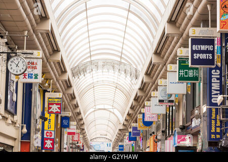 Shinagawa, Tokio, Japan. 4. Juni 2016. Palm, Einkaufsmeile wird autofrei oder Fußgänger Himmel wie die Japaner es nennen. Palm Einkaufsstraße liegt in der Nähe vom Musashikoyama entfernt. Es ist 800m lang und es gibt ca. 250 Geschäfte. Hier ist mit Decke bedeckt. Wie Arcade-Einkaufsstraße, ist hier die längste in Tokio.  Da gibt es Parkplatz, sind Besucher leicht zu besuchen. Das ist, warum viele Menschen besuchen hier.  Hier wird autofreien Zone von 07:00 bis 12:00 World Discovery/Alamy Live News Stockfoto