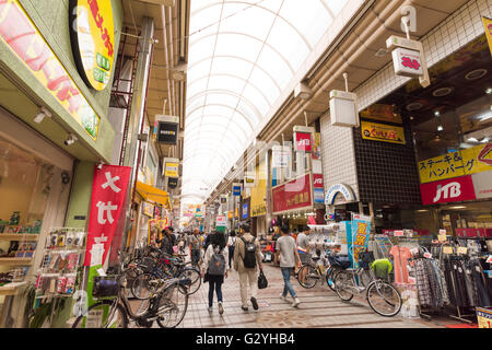 Shinagawa, Tokio, Japan. 4. Juni 2016. Palm, Einkaufsmeile wird autofrei oder Fußgänger Himmel wie die Japaner es nennen. Palm Einkaufsstraße liegt in der Nähe vom Musashikoyama entfernt. Es ist 800m lang und es gibt ca. 250 Geschäfte. Hier ist mit Decke bedeckt. Wie Arcade-Einkaufsstraße, ist hier die längste in Tokio.  Da gibt es Parkplatz, sind Besucher leicht zu besuchen. Das ist, warum viele Menschen besuchen hier.  Hier wird autofreien Zone von 07:00 bis 12:00 World Discovery/Alamy Live News Stockfoto