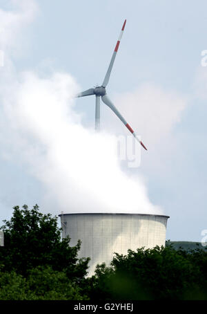 Gelsenkirchen, Deutschland. 2. Juni 2016. Ein Kühlturm das Kraftwerk Scholven Steinkohle-und einer nahe gelegenen Windturbine in Gelsenkirchen, Deutschland, 2. Juni 2016. Foto: ROLAND WEIHRAUCH/DPA/Alamy Live-Nachrichten Stockfoto