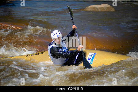 Lyons, Colorado, USA. 4. Juni 2016. Frauen Kajak Slalom-Aktion am Fluss South Saint Vrain während der Lyons Outdoorspiele, Lyons, Colorado. © Csm/Alamy Live-Nachrichten Stockfoto