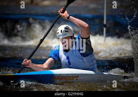 Lyons, Colorado, USA. 4. Juni 2016. Kajakfahrer, Scott Shipley, Befugnisse flussabwärts bei Slalom-Aktion auf dem Süden Saint Vrain Fluß an der Lyon-Spiele im Freien, Lyons, Colorado. © Csm/Alamy Live-Nachrichten Stockfoto