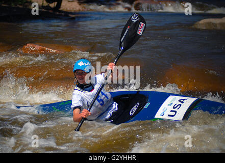 Lyons, Colorado, USA. 4. Juni 2016. Frauen Kajak Slalom-Aktion am Fluss South Saint Vrain während der Lyons Outdoorspiele, Lyons, Colorado. © Csm/Alamy Live-Nachrichten Stockfoto