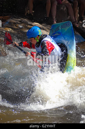 Lyons, Colorado, USA. 4. Juni 2016. Schwedische junior Kajakfahrer, Hugo Wredendal, initiiert eine Rolle vorwärts in den Black Bear Loch am Fluss South Saint Vrain im Freestyle-Wettbewerb bei den Lyons im Freien spielen, Lyons, Colorado. © Csm/Alamy Live-Nachrichten Stockfoto