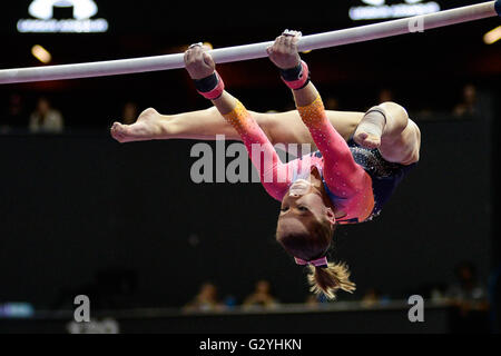 Hartford, Connecticut, USA. 4. Juni 2016. RAGAN SMITH konkurriert am Stufenbarren während die 2016 Geheimnis US Classic XL Center in Hartford, Connecticut statt. © Amy Sanderson/ZUMA Draht/Alamy Live-Nachrichten Stockfoto