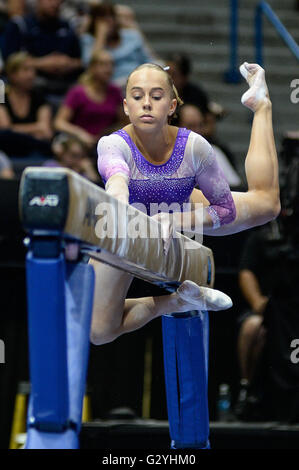 Hartford, Connecticut, USA. 4. Juni 2016. OLIVIA TRAINMAN konkurriert auf dem Schwebebalken während die 2016 Geheimnis US Classic XL Center in Hartford, Connecticut statt. © Amy Sanderson/ZUMA Draht/Alamy Live-Nachrichten Stockfoto