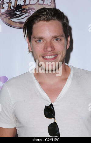 Buena Park, CA, USA. Juni 2016. Juni 2016 - Buena Park, Kalifornien - Dominic Sherwood. Ankunft für Knott's Berry Farm ''Ghostrider Rides Again'' auf Knott's Berry Farm. Foto: Birdie Thompson/AdMedia © Birdie Thompson/AdMedia/Alamy Live News Stockfoto
