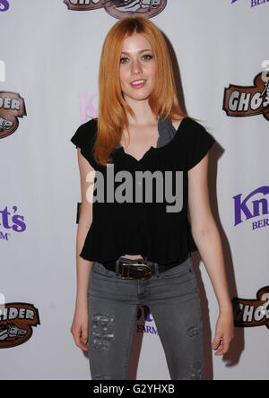 Buena Park, CA, USA. Juni 2016. Juni 2016 - Buena Park, Kalifornien - Katherine McNamara. Ankunft für Knott's Berry Farm ''Ghostrider Rides Again'' auf Knott's Berry Farm. Foto: Birdie Thompson/AdMedia © Birdie Thompson/AdMedia/Alamy Live News Stockfoto