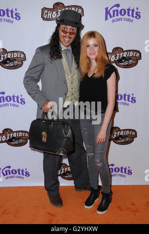 Buena Park, CA, USA. Juni 2016. Juni 2016 - Buena Park, Kalifornien - Katherine McNamara. Ankunft für Knott's Berry Farm ''Ghostrider Rides Again'' auf Knott's Berry Farm. Foto: Birdie Thompson/AdMedia © Birdie Thompson/AdMedia/Alamy Live News Stockfoto